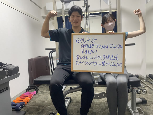 名東区の足腰ラボ接骨院で筋肉量アップ!体脂肪ダウンに成功した女性クライアントと写真撮影するスタッフ