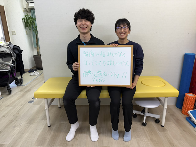 名東区の足腰ラボ接骨院で二人目の産後3か月くらいでの腰痛と膝痛でお越しになったお客様と写真撮影するスタッフ