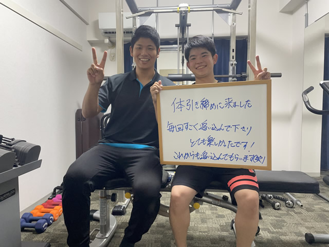 名東区の足腰ラボ接骨院に体を引き締めに来たスポーツマンと写真を撮るスタッフ