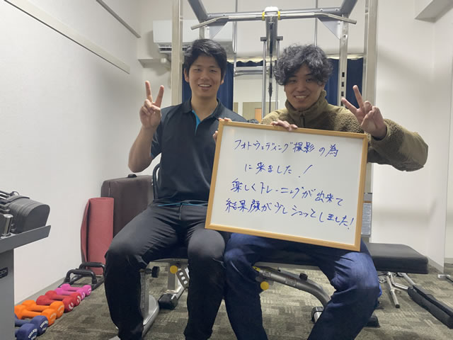 名東区の足腰ラボ接骨院フォトウェディング撮影のためにトレーニングに来たお客様と写真撮影するスタッフ