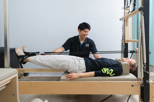 総合的アプローチによる持続可能なダイエットを施す名東区の足腰ラボ接骨院のトレーナー