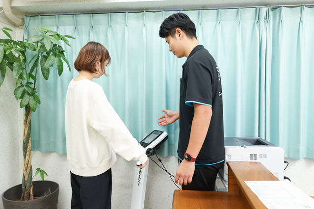 名東区の足腰ラボ接骨のストレッチ指導