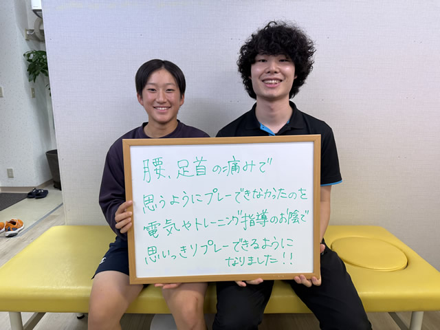 名東区の足腰ラボ接骨院に通い腰や足首の痛みでできなかったプレーが思いっきりできるようになったお客様と写真撮影するスタッフ