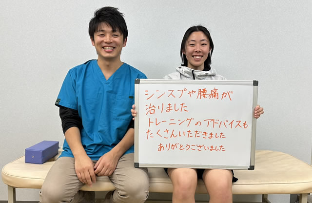 名東区の足腰ラボ接骨院でシンスプリントや腰痛が治ったお客様と写真撮影する藤田院長