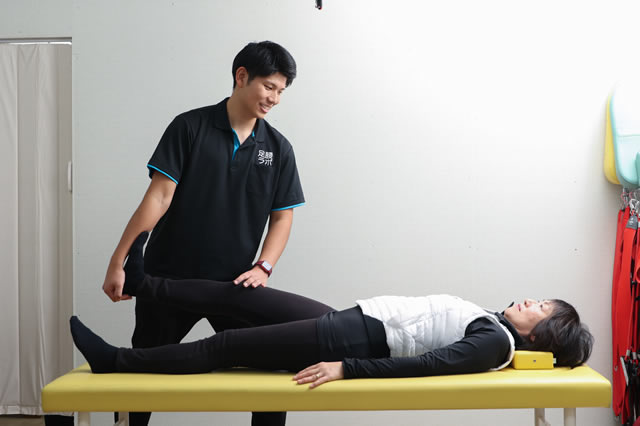 名東区の足腰ラボ接骨院でオーダーメイドの総合的ケア治療を施す患者様