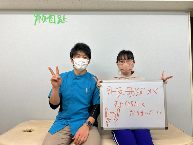 名東区の足腰ラボ接骨院に足の痺れで受診しにきてくれたお客様と写真撮影する藤田院長