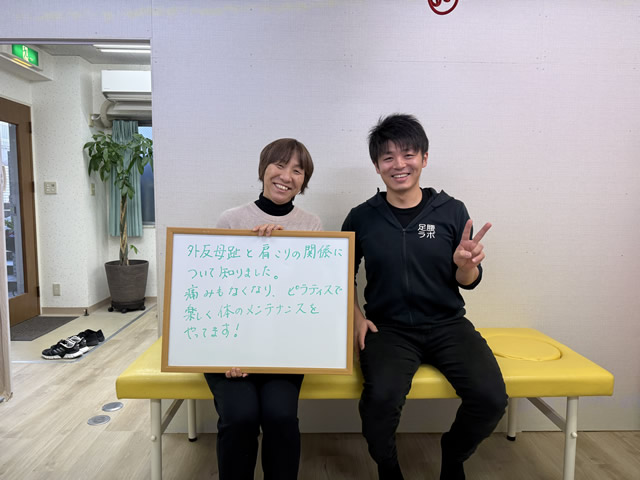 名東区の足腰ラボ接骨院に歩くだけで痛い外反母趾の痛み軽減できたお客様と写真を撮る藤田院長