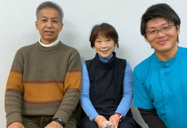 名東区の足腰ラボ接骨院でインソール調整でうんと楽に歩けるようになったお客様と写真を撮る藤田院長