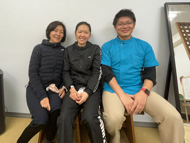 名東区の足腰ラボ接骨院に来て歩き方がとても綺麗になったお客様と写真撮影する藤田院長