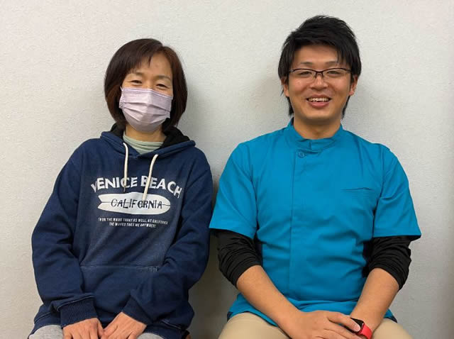 名東区の足腰ラボ接骨院に来て歩行がすごく安定したお客様と写真撮影する藤田院長