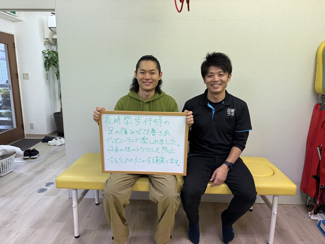 名東区の足腰ラボ接骨院に長時間歩くと痛くなっていた足の痛みの治療で来てくれたお客様と写真を撮る藤田院長