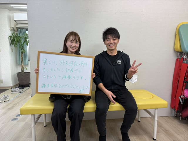 名東区の足腰ラボ接骨院で肩こり、外反母趾の予防ができたお客様と写真撮影する藤田院長