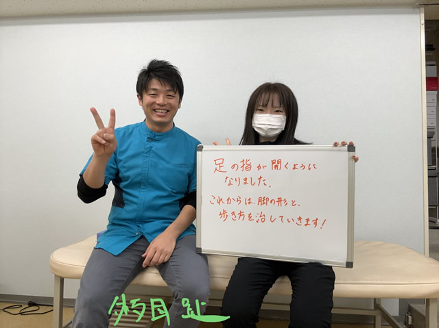 名東区の足腰ラボ接骨院に来て開かなかった足の指が開くようになったお客様と写真を撮る藤田院長