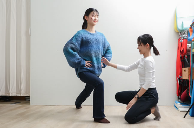 名東区の足腰ラボ接骨院で全身アプローチによる動き方を改善するための治療を施す患者様