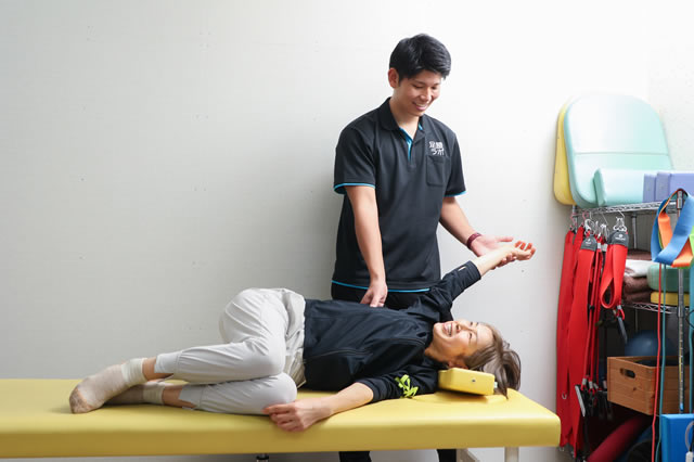 名東区の足腰ラボ接骨院で患者様にカスタマイズされた総合的ケア治療を施すトレーナー