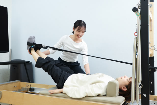 名東区の足腰ラボ接骨のストレッチ指導