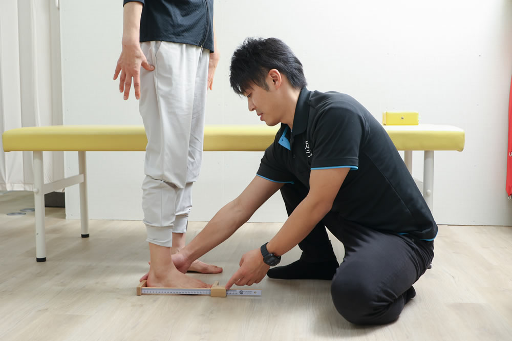 名東区の接骨院 足腰ラボ接骨院で院長が患者様の足のサイズを測っている