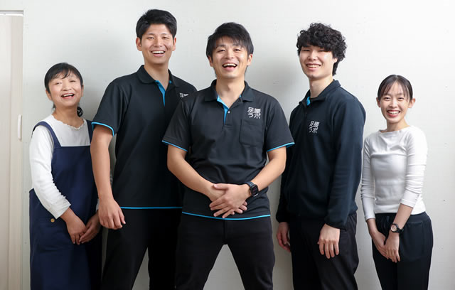 名古屋市名東区の接骨院「足腰ラボ接骨院」スタッフの集合写真