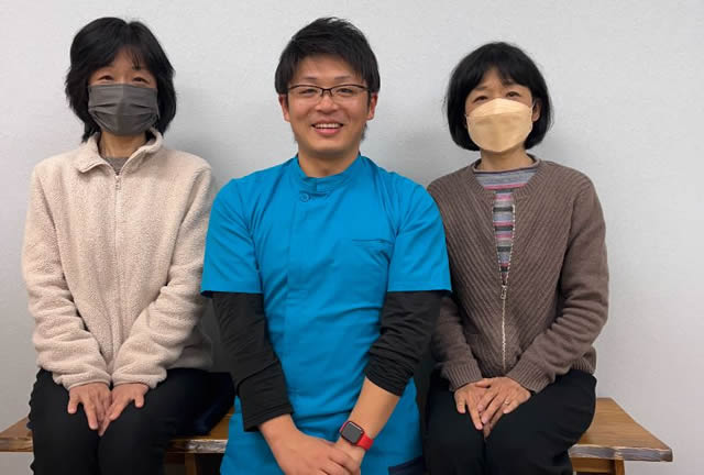 名東区の足腰ラボ接骨院で歩くと痛かった足の付け根や膝がトレーニングで良くなったお客様と写真撮影する藤田院長