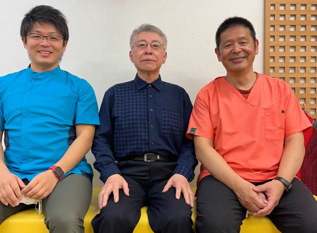 名東区の足腰ラボ接骨院で自分に合った靴で長距離が歩けるようになったお客様と写真撮影する藤田院長