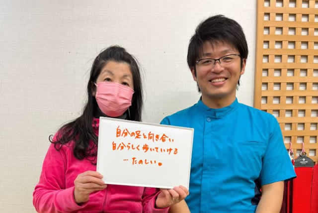 名東区の足腰ラボ接骨院で数年間続いた膝の違和感が軽減したお客様と写真撮影する藤田院長