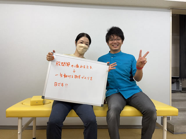 名東区の足腰ラボ接骨院で股関節の痛みをとって、一生動ける身体作りを目指すお客様と写真撮影する藤田院長