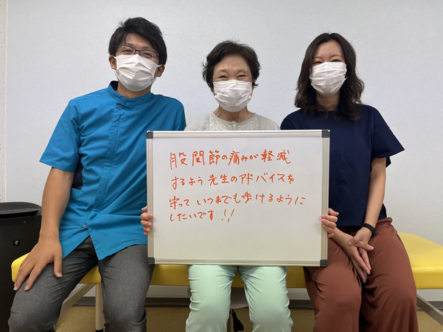 名東区の足腰ラボ接骨院でいつまでも歩けるようにしたいお客様と写真撮影する藤田院長