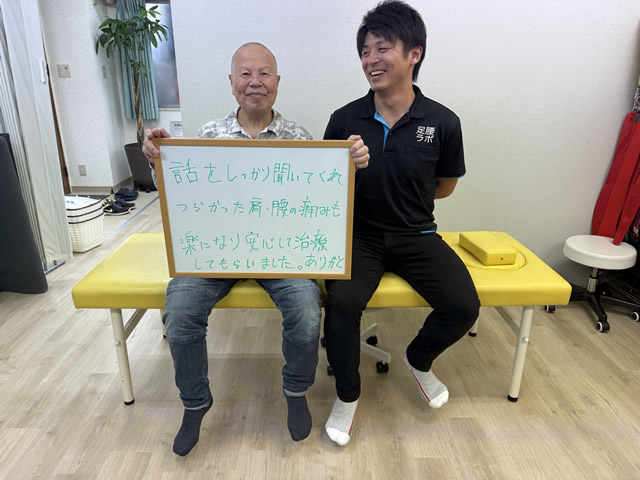 名東区の足腰ラボ接骨院で辛かった肩、腰の痛みも楽になったお客様と写真撮影する藤田院長