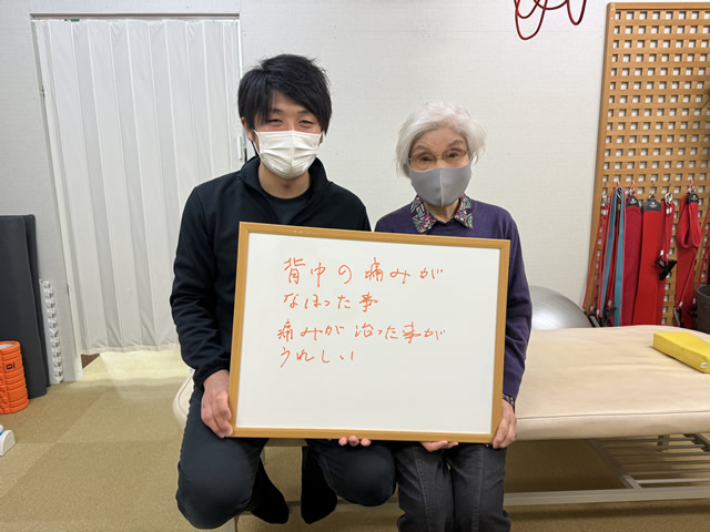 名東区の足腰ラボ接骨院で背中の痛みが治ったお客様と写真撮影する藤田院長