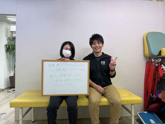 名東区の足腰ラボ接骨院に通いいつまでも元気でいられるように!と願うお客様と写真撮影する藤田院長