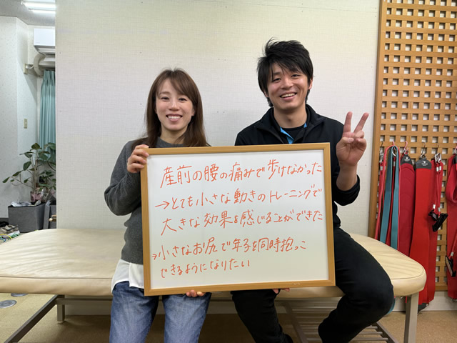 名東区の足腰ラボ接骨院で小さな動きのトレーニングで大きな効果を感じたお客様と写真撮影する藤田院長