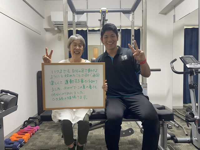 名東区の足腰ラボ接骨院に通い毎回楽しくて、運動することの喜びを知ったお客様と写真撮影するスタッフ
