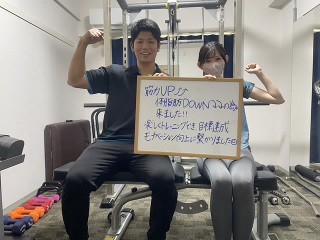 名東区の足腰ラボ接骨院で筋肉量アップ!体脂肪ダウン!楽しいトレーニングを実践中のお客様と写真撮影するスタッフ