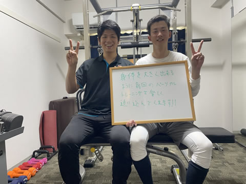 名東区の足腰ラボ接骨院に身体を大きくするために毎回楽しく通うお客様と写真撮影するスタッフ