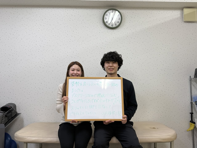 名東区の足腰ラボ接骨院で姿勢が良くなり、デスクワークでの腰痛がゼロになったお客様と写真撮影するスタッフ