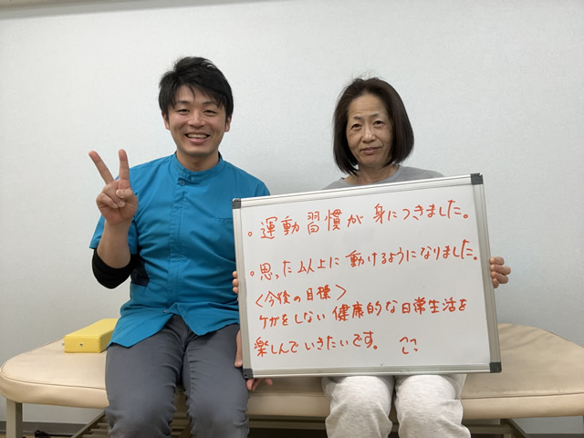 名東区の足腰ラボ接骨院に通い肩から両腕の痺れが改善し、肩こりや頭痛も緩和したお客様と写真撮影する藤田院長