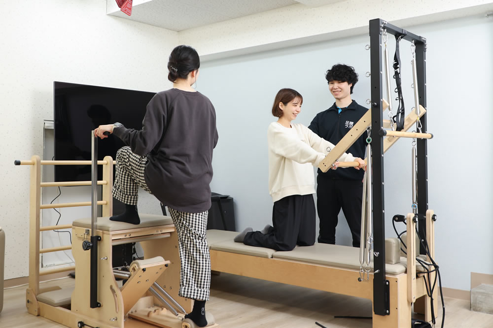 名東区の接骨院 足腰ラボ接骨院で器具を使った理想の姿勢を指導を受ける患者様