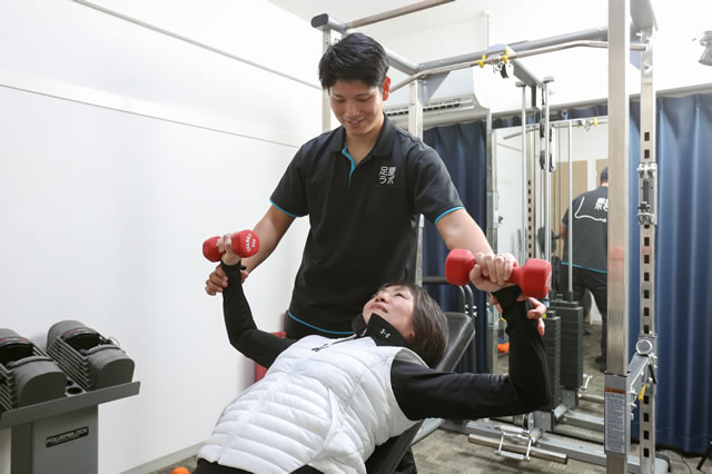 マシントレーニングによる筋力アップを行う名東区の足腰ラボ接骨トレーナーたち