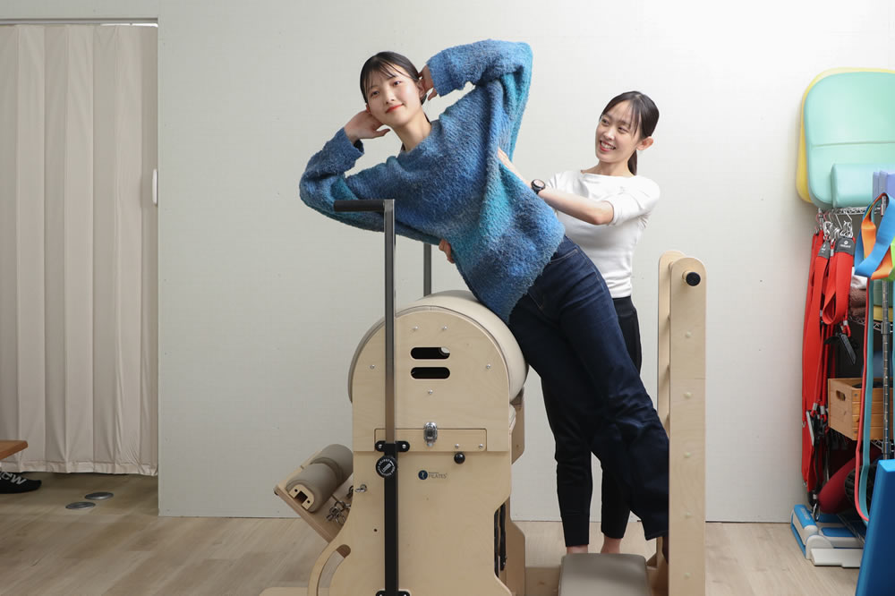 名東区の接骨院 足腰ラボ接骨院で姿勢の改善や筋力アップを指導するトレーナー