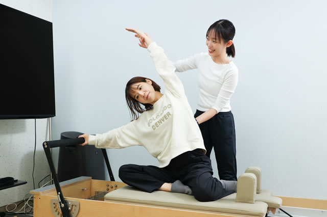 名東区の足腰ラボ接骨のストレッチ指導