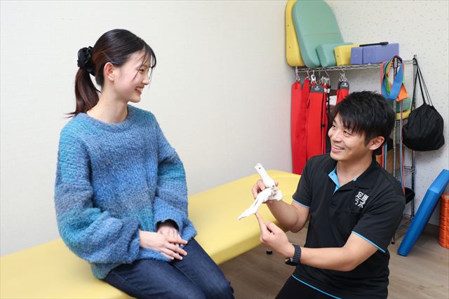 名東区の足腰ラボ接骨院でお客様とピース