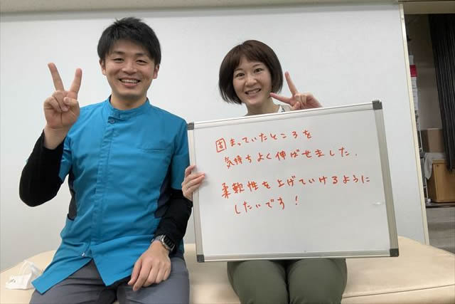 患者様に話を聞く足腰ラボ接骨院スタッフ