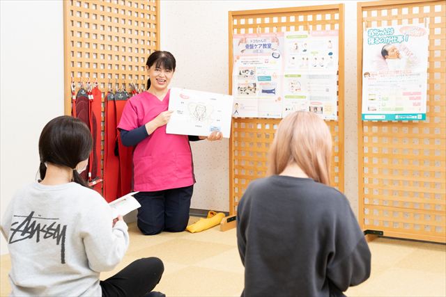 患者様に説明する名東区の足腰ラボ接骨院スタッフ