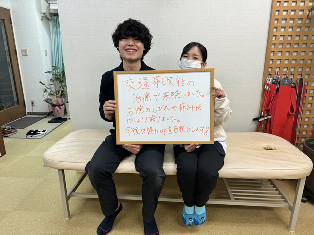 名東区の足腰ラボ接骨院に通い交通事故後の腕の痺れや痛みがかなり減ったお客様と写真撮影するスタッフ