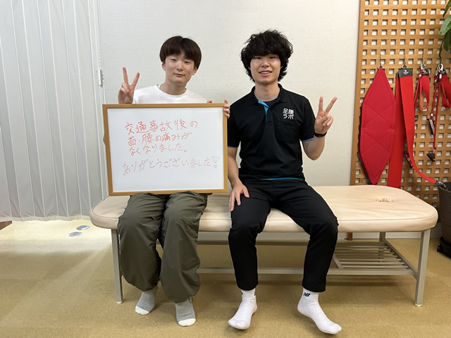 名東区の足腰ラボ接骨院に通い交通事故後の首と腰の痛みがなくなったお客様と写真撮影するスタッフ
