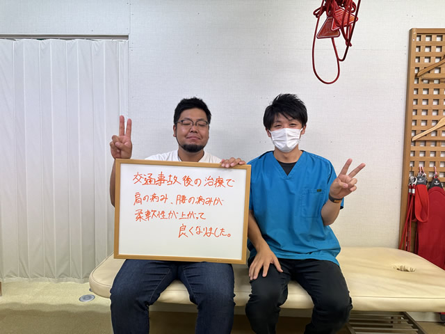 名東区の足腰ラボ接骨院でわかりやすい説明のおかげでストレスなく施術を受けることができたとおっしゃってくれたお客様と写真撮影する藤田院長