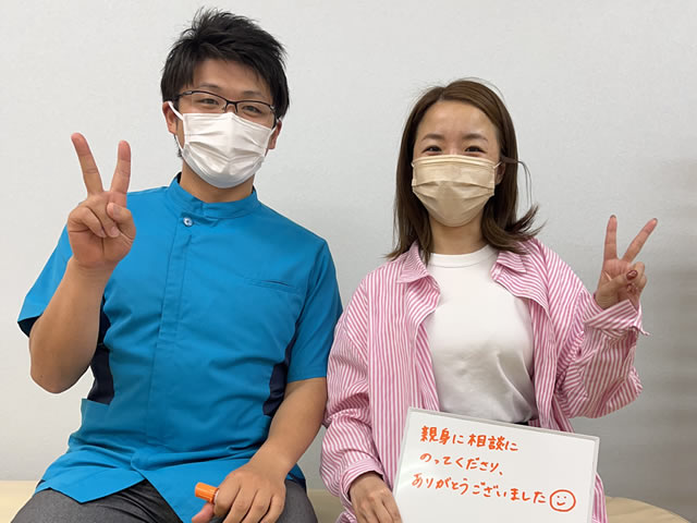 名東区の足腰ラボ接骨院でわかりやすい説明のおかげでストレスなく施術を受けることができとおっしゃってくれたお客様と写真撮影する藤田院長