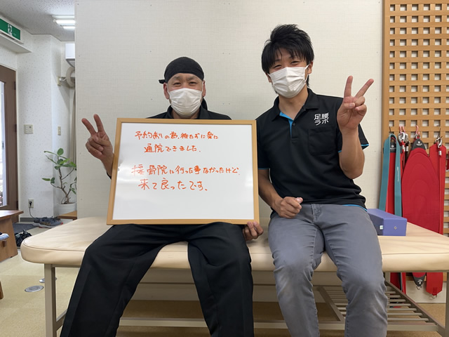 名東区の足腰ラボ接骨院で接骨院に行ったことなかったけど、来てよかったとおっしゃってくれたお客様と写真撮影する藤田院長